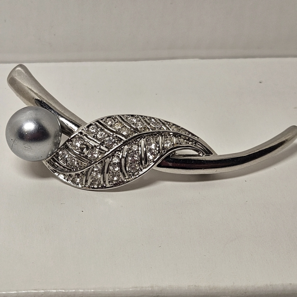 Silertone mid century modern brooch. Leaf and on branch with large faux pearl